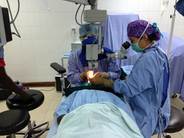 Dr. Yoo and Dr. Guan performing surgery